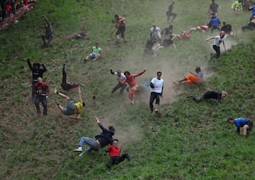 La carrera consiste en atrapar un queso de Gloucester arrojado desde la colina de Cooper, con una cada de 182 metros en la localidad de Brockworth. Los competidores deben bajar por la ladera del cerro para atraparlo y el primero en conseguirlo se proclama vencedor.
