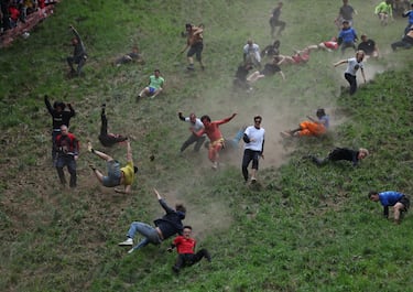 La carrera consiste en atrapar un queso de Gloucester arrojado desde la colina de Cooper, con una caída de 182 metros en la localidad de Brockworth. Los competidores deben bajar por la ladera del cerro para atraparlo y el primero en conseguirlo se proclama vencedor.