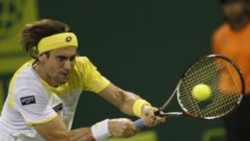 David Ferrer ejecuta un rev&eacute;s frente al alem&aacute;n Tobias Kamke durante el Qatar Open disputado en Doha.