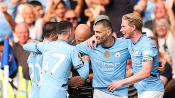 Manchester City's Croatian midfielder #08 Mateo Kovacic (2nd R) celebrates after scoring his team second goal during the English Premier League football match between Chelsea and Manchester City at Stamford Bridge in London on August 18, 2024. (Photo by Adrian DENNIS / AFP) / RESTRICTED TO EDITORIAL USE. No use with unauthorized audio, video, data, fixture lists, club/league logos or 'live' services. Online in-match use limited to 120 images. An additional 40 images may be used in extra time. No video emulation. Social media in-match use limited to 120 images. An additional 40 images may be used in extra time. No use in betting publications, games or single club/league/player publications. /