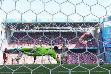 Error garrafal de Denayer en salida de balón, robo de Höjbjerg, pase al hueco para Poulsen y el del RB Leipzig no perdonó ante Courtois con un disparo cruzado. ¡¡Se pone por delante Dinamarca!!