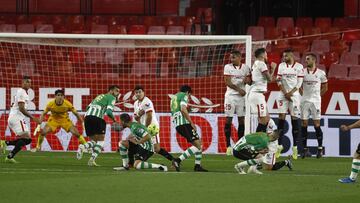 Fekir lanza una falta.