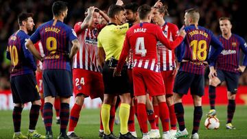 Momento en que Gil Manzano muestra la roja a Gim&eacute;nez en el Camp Nou.