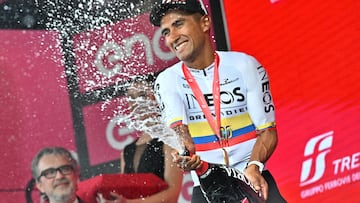 Jhonatan Narváez celebra su triunfo de etapa en el Giro de Italia 2024.