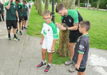 Clément Michelin, firmando sus primeros autógrafos como jugador del Racing.