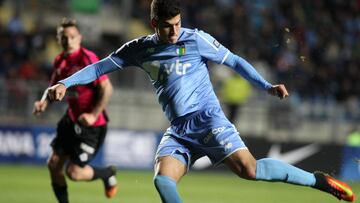 Futbol, O&#039;Higgins vs Montevideo Wanderers
 Segunda fecha, Copa Sudamericana 2016
 El jugador de O&#039;Higgins Ivan Bulos controla el balon durante el partido por Copa Sudamericana contra Montevideo Wanderers disputado en el estadio El Teniente de Ra