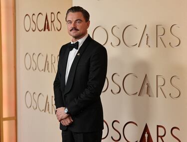 Leonardo DiCaprio posa en la alfombra roja del Dolby Theatre.