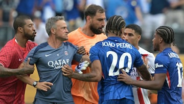 TOPSHOT - Paris Saint-Germain's Spanish coach Luis Enrique (L) grabs the face of Chelsea's Brazilian forward #20 Joao Pedro during the FIFA Club World Cup 2025 final football match between England's Chelsea and France's Paris Saint-Germain at the MetLife Stadium in East Rutherford, New Jersey on July 13, 2025. (Photo by JUAN MABROMATA / AFP)