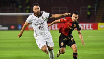 Tolima's midfielder #15 Pablo Nieto and Melgar's midfielder #24 Walter Tandazo fight for the ball during the Copa Libertadores qualification second round second leg football match between Peru's Melgar and Colombia's Deportes Tolima at the UNSA Monumental Stadium in Arequipa, Peru, on February 27, 2025. (Photo by Diego Ramos / AFP)
