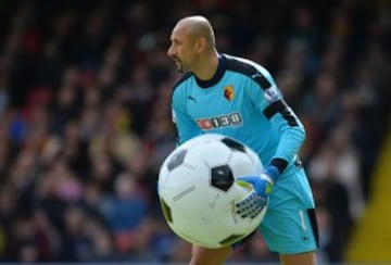 El portero del equipo del Watford, Heurelho Gomes, ha decidido que no quiere luchar más contra pelotas tan pequeñas que se cuelan por todas partes y ha decidido que cuanto más grande y blanda la pelota, mucho más fácil su trabajo.