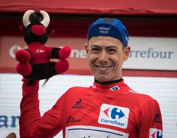 David de la Cruz posa con el maillot rojo y con la mascota de la Vuelta.