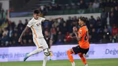 ISTANBUL, TURKIYE - MAY 07: Wilson junior (R) of Medipol Basaksehir in action against Erick Pulgar (L) of Galatasaray during Turkish Super Lig week 36 soccer match between Medipol Basaksehir and Galatasaray at Fatih Terim Stadium in Istanbul, Turkiye on May 07, 2022. (Photo by Ä°sa Terli/Anadolu Agency via Getty Images)