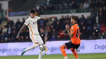 ISTANBUL, TURKIYE - MAY 07: Wilson junior (R) of Medipol Basaksehir in action against Erick Pulgar (L) of Galatasaray during Turkish Super Lig week 36 soccer match between Medipol Basaksehir and Galatasaray at Fatih Terim Stadium in Istanbul, Turkiye on May 07, 2022. (Photo by İsa Terli/Anadolu Agency via Getty Images)