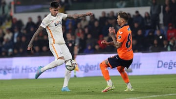 ISTANBUL, TURKIYE - MAY 07: Wilson junior (R) of Medipol Basaksehir in action against Erick Pulgar (L) of Galatasaray during Turkish Super Lig week 36 soccer match between Medipol Basaksehir and Galatasaray at Fatih Terim Stadium in Istanbul, Turkiye on May 07, 2022. (Photo by İsa Terli/Anadolu Agency via Getty Images)