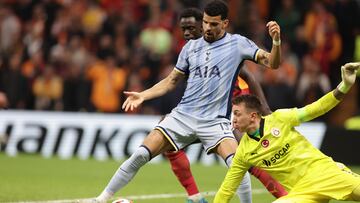 Istanbul (Turkey), 07/11/2024.- Dominic Solanke (L) of Tottenham scores the 3-2 goal during the UEFA Europa League match between Galatasaray SK and Tottenham Hotspur in Istanbul, Turkey, 07 November 2024. (Turquía, Estanbul) EFE/EPA/ERDEM SAHIN