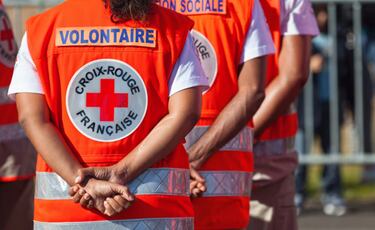 Escondió un localizador en unas zapatillas que donó a la Cruz Roja: la organización acabó teniendo que salir a dar explicaciones