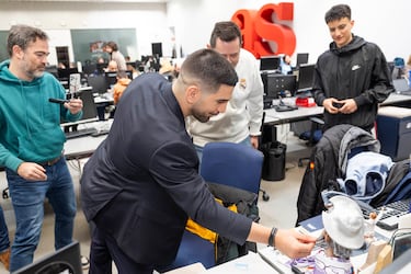 Topuria toca el busto de Don Quijote que guarda Tomás Roncero, en recuerdo a su origen manchego, en su puesto de trabajo. 