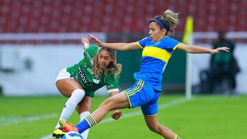 QUITO, ECUADOR - OCTOBER 25: Elexa Bahr of Deportivo Cali battles for possession with Celeste Dos Santos of Boca Juniors during a semi final match of Women's Copa CONMEBOL Libertadores 2022 between Deportivo Cali and Boca Juniors at Rodrigo Paz Delgado Stadium on October 25, 2022 in Quito, Ecuador. (Photo by Hector Vivas/Getty Images)