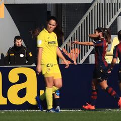 Alba Redondo se exhibe en el Mini Estadi