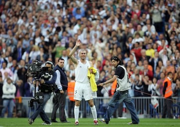 El ex-entrenador del Real Madrid dejó dos despedidas que pasarán a la historia del fútbol. La primera, más amable, un 7 de mayo de 2006 con un Bernabéu hasta la bandera para decir adiós a uno de los galácticos más queridos. El partido fue precioso, puro fútbol (empate a 3 ante el Villareal) como si el deporte rey también quisiera poner su granito de arena en la despedida del galo. Sin embargo, la despedida del galo de su selección fue mucho más gris. En el recuerdo de todos estará siempre el cabezazo a Materazzi, con su consiguiente expulsión, en la final del Mundial de Alemania.