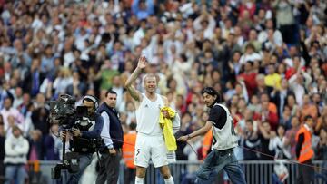 El ex-entrenador del Real Madrid dejó dos despedidas que pasarán a la historia del fútbol. La primera, más amable, un 7 de mayo de 2006 con un Bernabéu hasta la bandera para decir adiós a uno de los galácticos más queridos. El partido fue precioso, puro fútbol (empate a 3 ante el Villareal) como si el deporte rey también quisiera poner su granito de arena en la despedida del galo. Sin embargo, la despedida del galo de su selección fue mucho más gris. En el recuerdo de todos estará siempre el cabezazo a Materazzi, con su consiguiente expulsión, en la final del Mundial de Alemania.