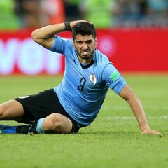 Suarez hurt in Uruguay training as Cavani sits out team session