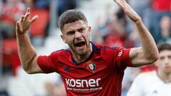 PAMPLONA, 16/03/2024.- El centrocampista de Osasuna Iker Muñoz celebra el segundo gol de su equipo durante el partido de la LaLiga EA Sports entre Osasuna y Real Madrid este sábado en el estadio de El Sadar en Pamplona. EFE/ Villar López
