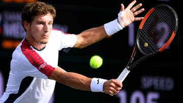 Pablo Carreño devuelve una bola ante Daniil Medvedev durante su partido de tercera rona en el BNP Paribas Open de Indian Wells.