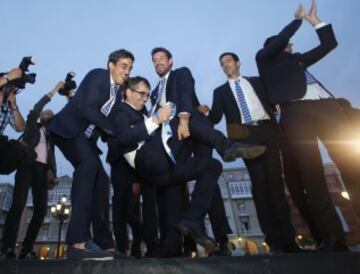 Celebración en la plaza de María Pita. manteo a Fernando Vázquez.