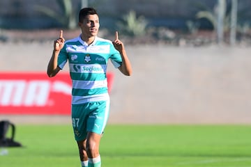 Ronaldo Cisneros consiguió tres títulos de goleo en las categoría inferiores del Santos Laguna. El delantero originario de Torreón solamente jugó 14 partidos en primera con los Guerreros y anotó tres dianas con los albiverdes.