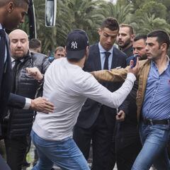 Apoel fan poses as reporter to get a photo with Cristiano