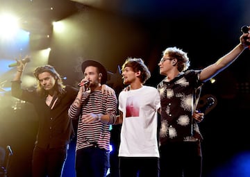 DALLAS, TX - DECEMBER 01:  (L-R) Singers Harry Styles, Liam Payne, Louis Tomlinson and Niall Horan of musical group One Direction perform onstage during 106.1 KISS FM's Jingle Ball 2015 presented by Capital One at American Airlines Center on December 1, 2015 in Dallas, Texas.  (Photo by Kevin Winter/Getty Images for iHeartMedia)