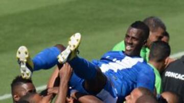 Fabrice Reuperne es llevado en volandas por sus compa&ntilde;eros tras anotar el gol de la victoria de Martinica ante Canad&aacute;.