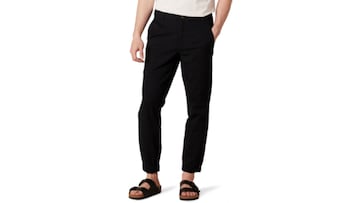 Pantalón chino jogger negro para hombre de Amazon Essentials.