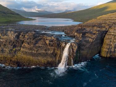 El increíble lago al borde de un enorme acantilado sobre el océano