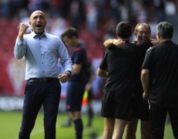 Abelardo celebrando el gol de Carlos Castro 