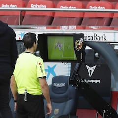 El VAR del Clásico reabre el debate de los agarrones