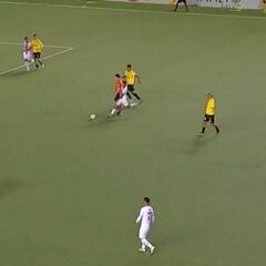 En la B pasa de todo: triplete de Suazo y un chascarro increíble del árbitro