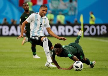 Gabriel Mercado con Ahmed Musa.