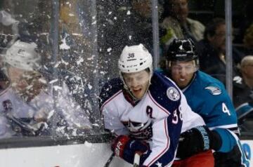 Boone Jenner de los Columbus Blue Jackets y Brenden Dillon de los San José Sharks.