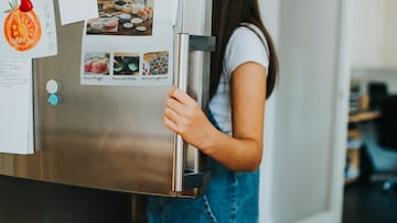 Chica cogiendo algo de la nevera