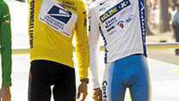 JUNTOS EN PARÍS. Lance Armstrong y Óscar Sevilla compartieron honores en el podio final del Tour.