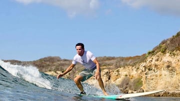 Bob Duggan surfeando a los 80 años.