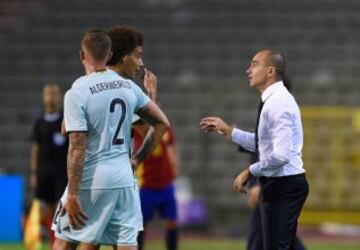 Axel Witsel habla con el técnico español que dirige a la selección belga Roberto Martínez.