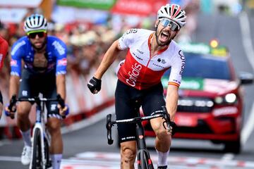 Jesús Herrada celebra exultante su victoria en la meta de Cistierna. Es el segundo triunfo español en La Vuelta 2022.