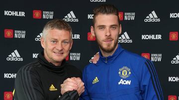 De Gea y Solskjaer posan en Old Trafford.