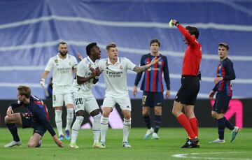 Jugada entre Vinicius y De Jong que acaba en tarjeta amarilla para el brasileño.
