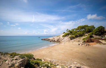 Pequeña cala de arena situada en una zona urbana de Cap Salou. Sus aguas tranquilas y cristalinas permiten ver el fondo marino. De hecho, se trata de uno de los mejores lugares de Costa Daurada para la práctica del snorkel.