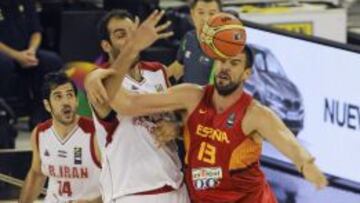 El p&iacute;vot de Espa&ntilde;a Marc Gasol (d) lucha el bal&oacute;n con el p&iacute;vot Hamed Haddadi (c), de la selecci&oacute;n de Ir&aacute;n, durante el partido que enfrenta a las selecciones de baloncesto de Espa&ntilde;a y de Ir&aacute;n, correspondiente al grupo A de la Copa del Mundo de Baloncesto 2014.