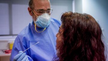 Archivo - Un sanitario realiza una prueba PCR